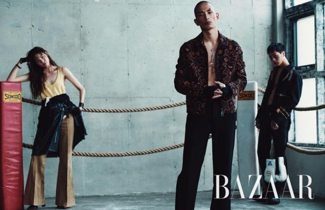 벨보텀 팬츠와 플리츠 스커트의  경쾌한 레이어드.  (왼쪽부터) 민소매 니트 톱은 Miu Miu, 허리에 두른 스웨터는 Chanel, 가죽 플리츠 랩 스커트는 Tod’s, 벨보텀 팬츠는 Céline, 가죽 뱅글은 모두 Hermès, 체인 디테일의 가죽 장갑은 16만8천원으로 Karl Lagerfeld 제품. 플라워 자수 디테일의 재킷과 슬랙스는  모두 Wooyoungmi, 목걸이는  78만원으로 Louis Vuitton 제품. 섬세한 비즈 장식의 쇼트 재킷은  7백30만원으로 Valentino, 슬랙스는 Prada, 워커 부츠는 All Saints 제품.