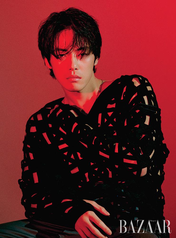 니트는 Fendi. 팬츠는 Dior. 목걸이는 John Hardy.