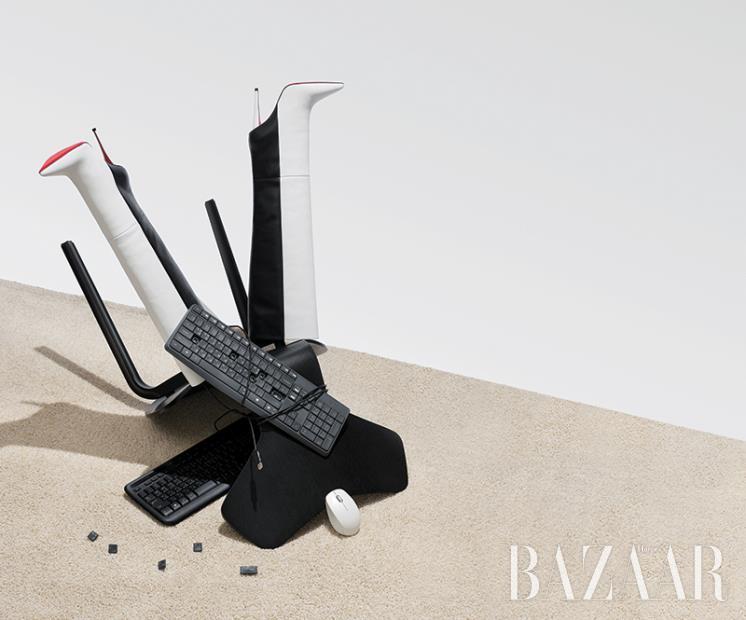 부츠는 Christian Louboutin. 체어는 Fritz Hansen. 