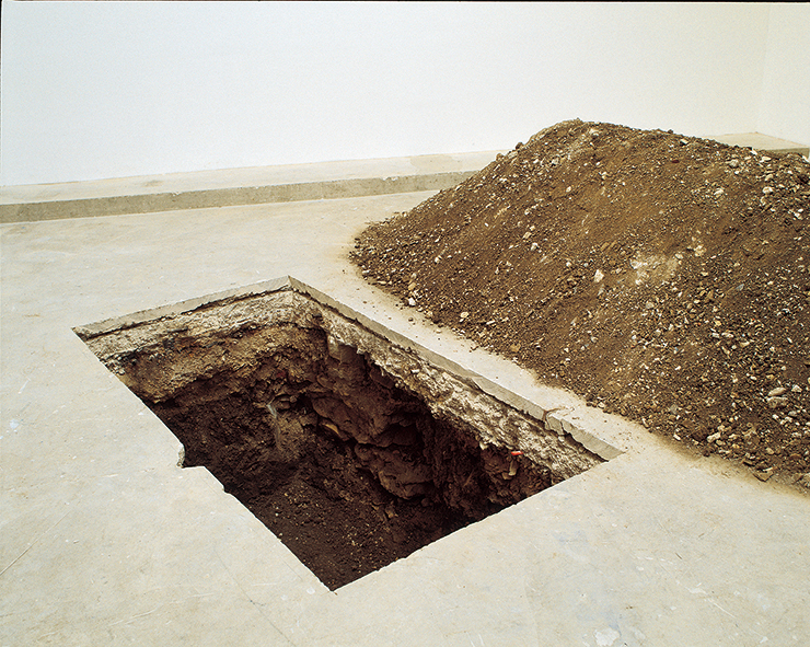 미술관의 바닥을 파낸 마우리치오 카텔란의 작품 <Untitled>(1997년)는 콩소르시움 미술관 컬렉션이다.