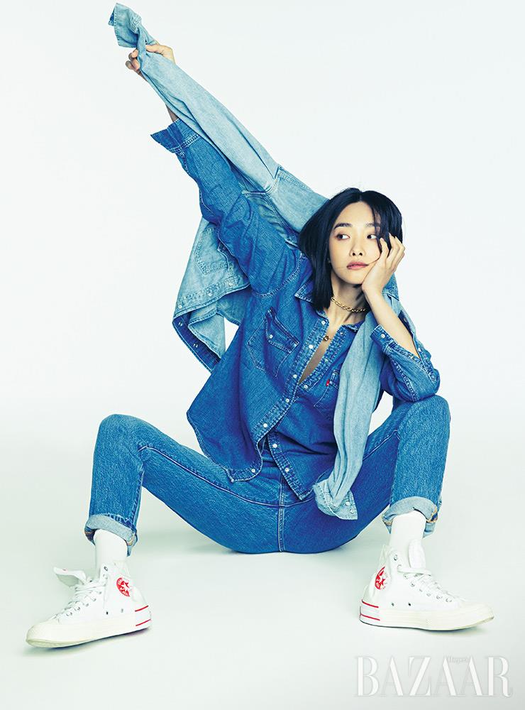 아우터로 연출한 페이톤 웨스턴 셔츠는 7만9천원, 에센셜 웨스턴 셔츠는 7만9천원, 501ⓡ 스키니 진은 12만9천원 모두 Levi’s. 목걸이는 11만6천원 Ille Lan. 슈즈는 스타일리스트 소장품.