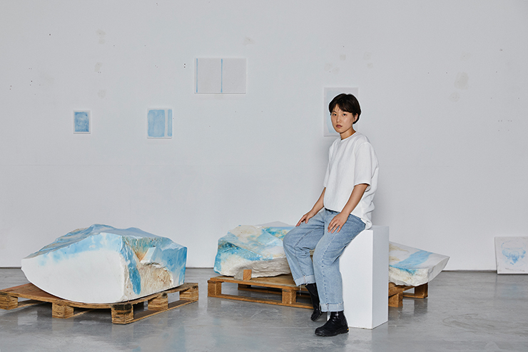 2021년 12월 9일부터 2022년 1월 22일까지 갤러리 기체에서 열린 개인전 «Hourglass»에 선보인 작품들과 함께 포즈를 취한 권현빈 작가.