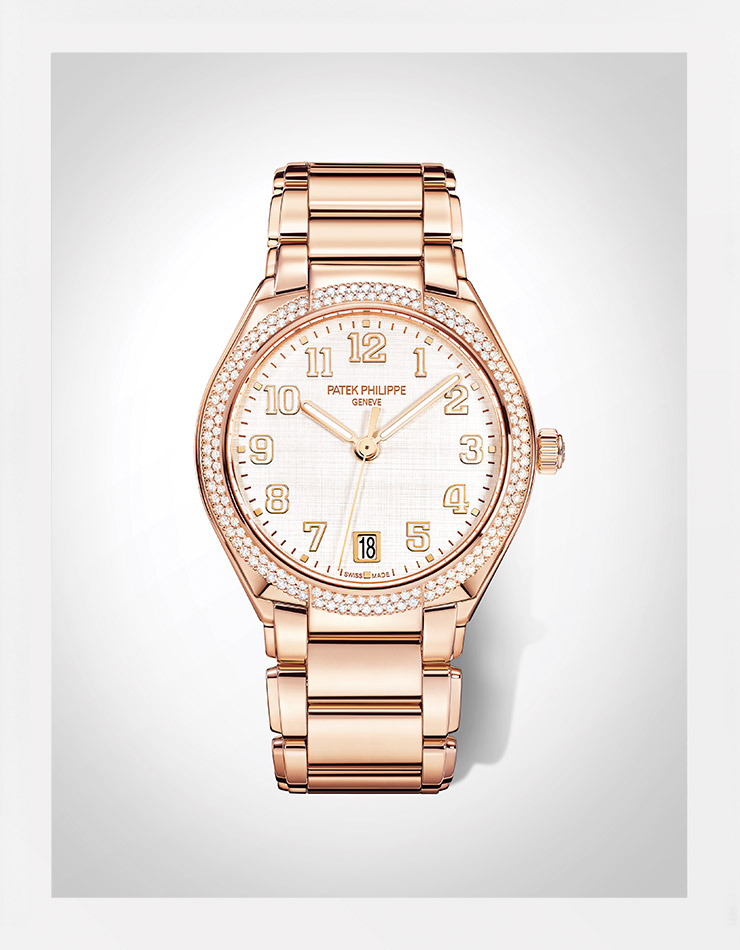 브레이슬릿과 같은 컬러로 인덱스를 새긴 ‘트웬티~4’ 시계는 Patek Philippe.