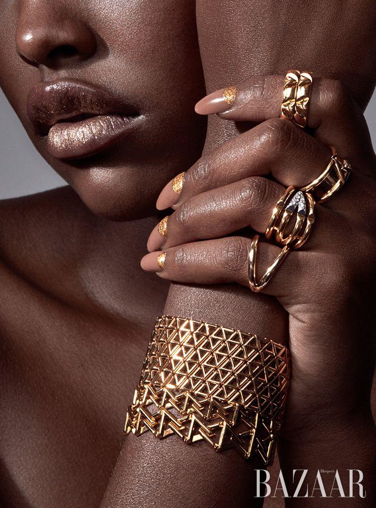 L과 V 이니셜을 다채롭게 변주한 반지, 나란히 착용한 3개의 팔찌는 모두 Louis Vuitton. BEAUTY BAZAAR 반달 모양의 골드 컬러 매니큐어로 중성적인 매력을 더하자. Essie ‘젤 쿠틔르 인 다운 두 더 헤링본’(약 $11.50).