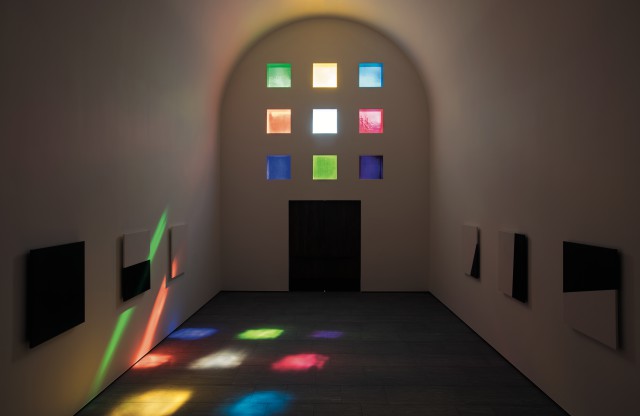 ‘Austin’, 2015(Interior, facing south), Artist-designed building with installation of colored glass windows, black and white marble panels, and redwood totem, 60×73×26 ft. 4 in. ©Ellsworth Kelly Foundation, Photo courtesy Blanton Museum of Art, The University of Texas at Austin