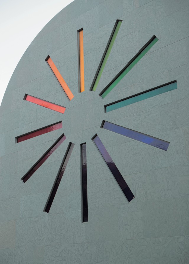 ‘Kelly’, Austin, 2015(West façade), Artist-designed building with installation of colored glass windows, black and white marble panels, and redwood totem 60×73×26 ft. 4 in. ©Ellsworth Kelly Foundation Photo courtesy Blanton Museum of Art, The University of Texas at Austin