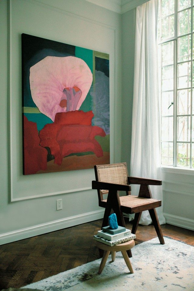 오데사 스트라우브(Odessa Straub)의 페인팅 ‘Hot Pangs from the Peelt Pinky’(2016)와 우고 론디노네(Ugo Rondinone)의 입체 작품 ‘Small Blue Mountain’(2016).