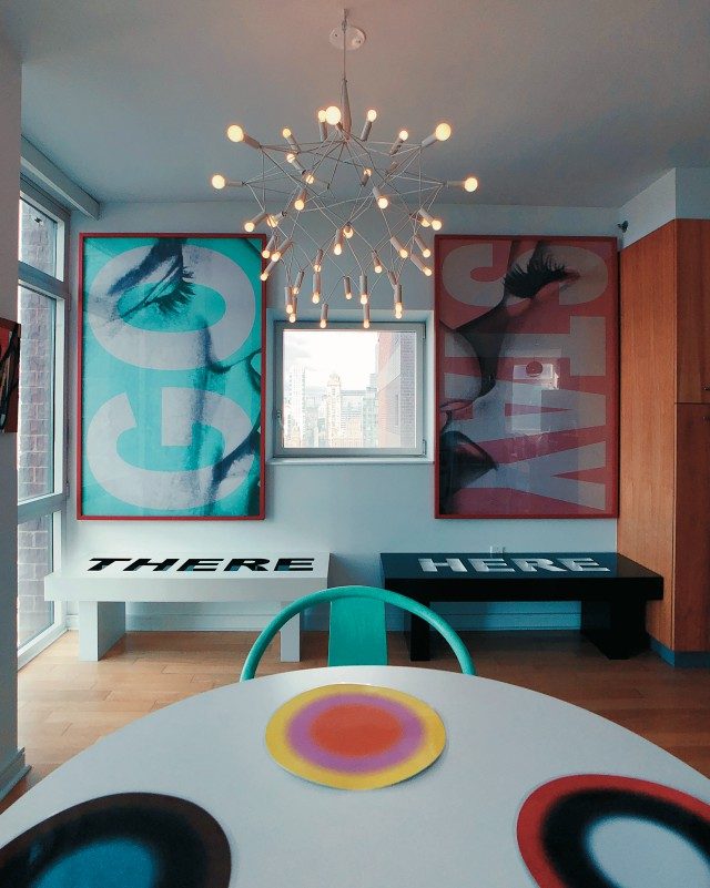 바바라 크루거(Barbara Kruger)의 ‘Untitled (Go/Stay)’(2006), 샨텔 마틴(Shantell Martin)의 ‘Here and There’(2014) 설치 전경. ⒸSusi Kenna