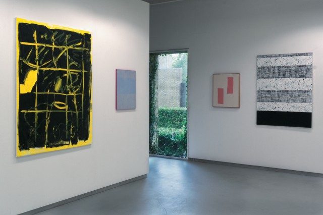 왼쪽의 노란 페인팅은 마르틴 루칵(Martin Lukac)의 ‘Untitled’(2016).