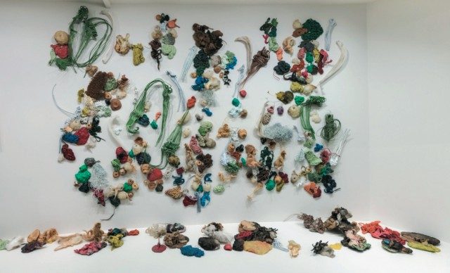 구겐하임 미술관에 전시되었던 구 더신의 ‘Plastic Pieces–287’(1983-85).