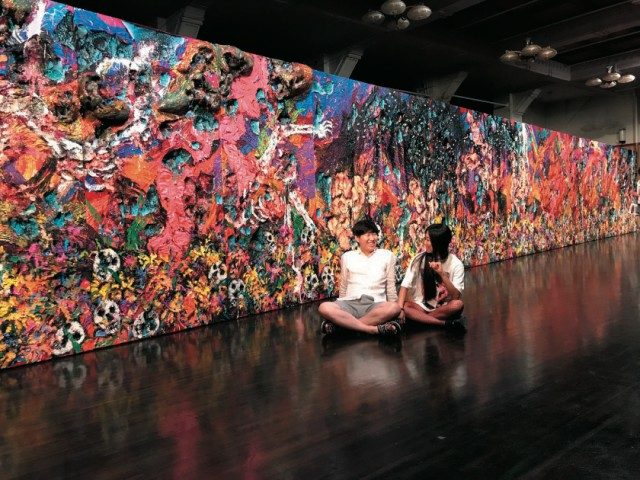 모리미술관에서 현경 작가의 작품을 배경으로 현경 작가와 함께.