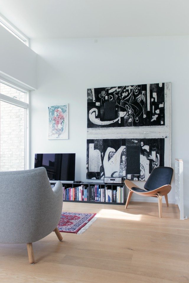 클라우스 리스비의 아파트 한 벽면. 검은 페인팅은 모르텐 누드센(Morten Knudsen)의 Untitled’(2014).