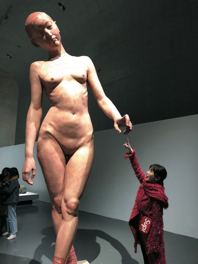 시앙 징(Xiang Jing)의’ And You?’(2005) 앞에서.