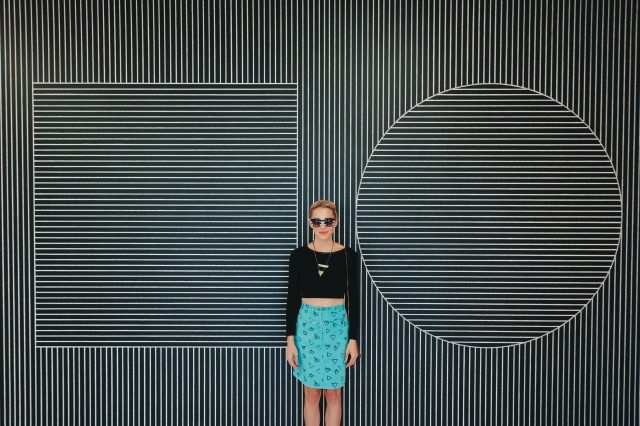 솔 르윗(Sol LeWitt)의 월 드로잉을 배경으로. ⒸBob Cuk