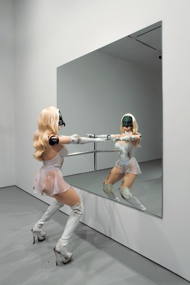 조던 울프선(Jordan Wolfson), ‘(Female figure)’, 2014, 뉴욕 갤러리에 설치, 2014. © Jordan Wolfson