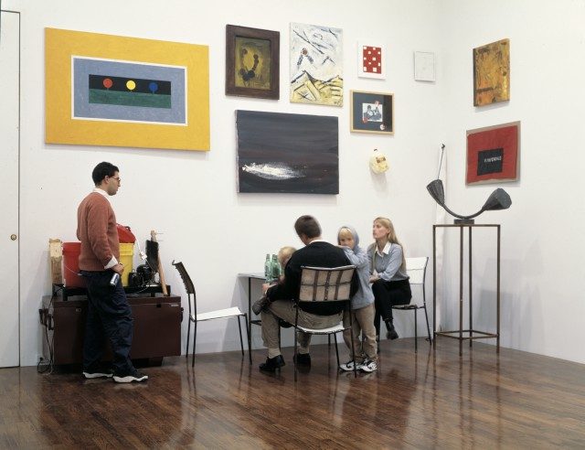 'Franz West: New Sculptures and Installations'에서 선보인 ‘West’s Kasseler Rippchen (1996) 앞에 앉아 있는 데이비드 즈워너와 그의 아이들, 그리고 갤러리 직원들.