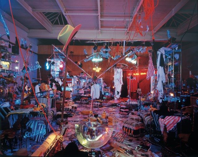 'Jason Rhoades: Black Pussy' 전시 전경, 2007.