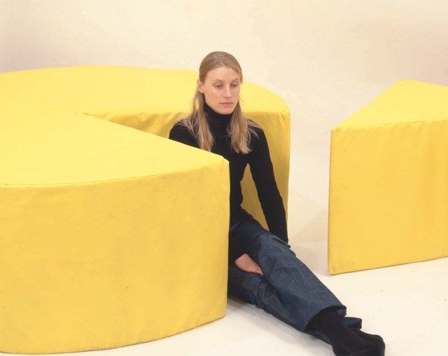 갤러리 직원 한나 슈윙크가 'Jason Rhoades and Paul McCarthy: Propposition'에서 소개된 제이슨 로즈의 ‘Cheese’(1999)에서 잠시 시간을 보내고 있다.