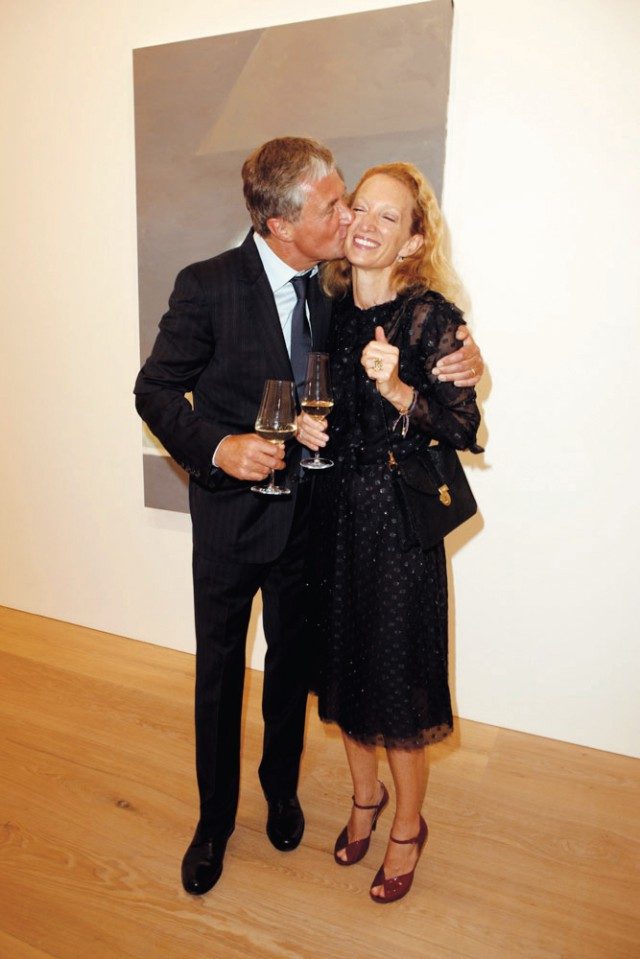 'Luc Tuymans: Allo!' 오프닝 파티에서 데이비드 즈워너가 아내인 모니카의 볼에 입을 맞추고 있다.