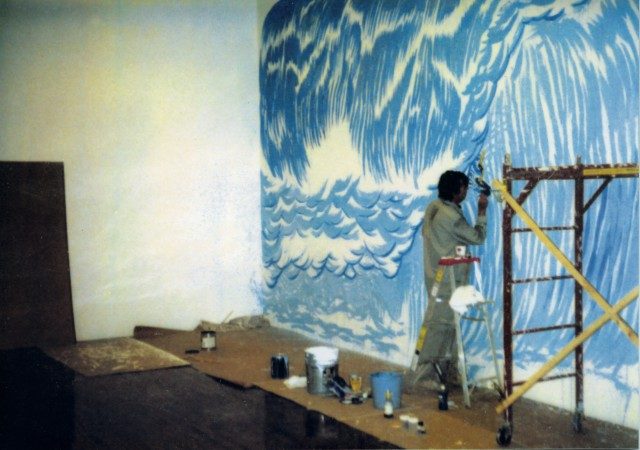 레이먼드 페티본(Raymond Pettibon)이 데이비드 즈워너에서 열린 두 번째 개인전에서 벽화 ‘No Title(Well you needn’t….)’(1997)을 작업하고 있는 모습.