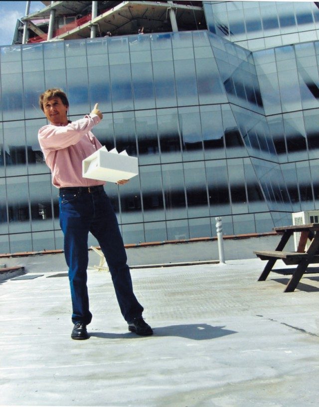 뉴욕 웨스트 19번가 525번지 옥상에서 새로 지어질 갤러리 공간의 모델을 들고 있는 데이비드 즈워너. 2006년 추정. 그는 프랭크 게리가 디자인한 공사 중인 IAC 빌딩을 가리키고 있다.