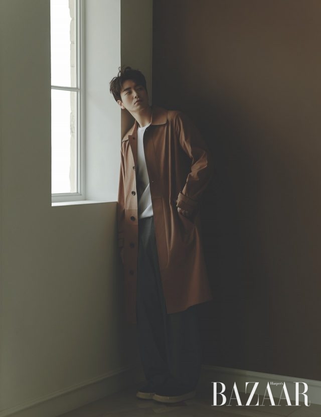 코트는 Ermenegildo Zegna, 니트는 Neil Barrett, 팬츠는 Woo Young Mi, 슈즈는 Ordinary People 제품.