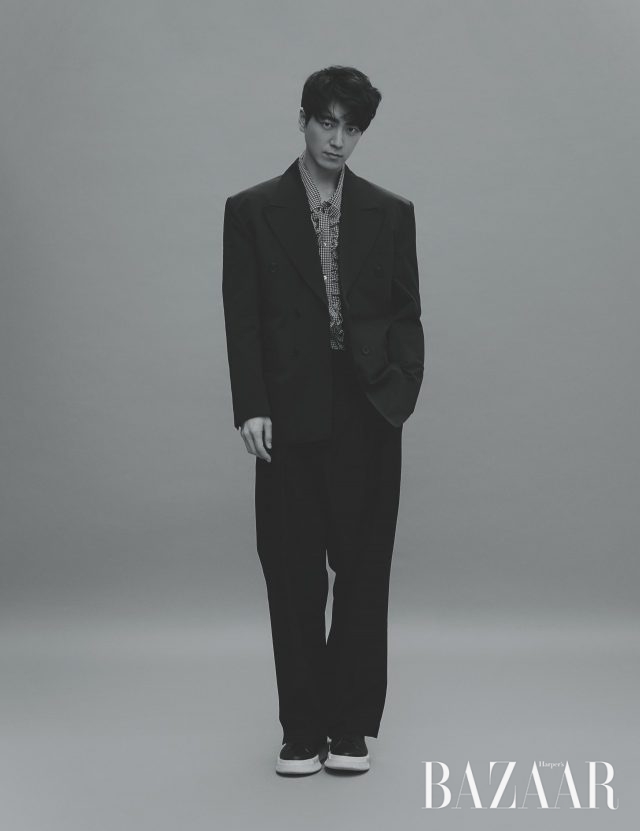 셔츠, 재킷, 팬츠, 신발은 모두 Ordinary People 제품.