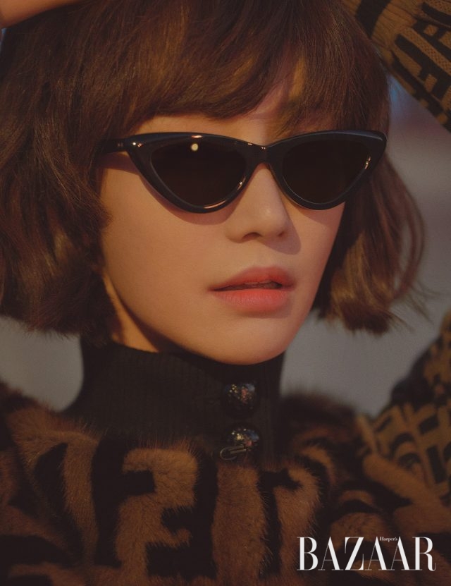 로고 디테일의 퍼 재킷은 Fendi, 캐츠아이 스타일의 선글라스는 Mercato 제품.