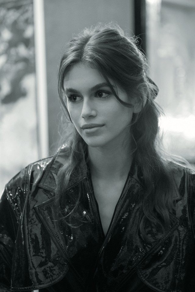 가장 동시대적인 뷰티 페이스로 주목받는 카이아 거버.