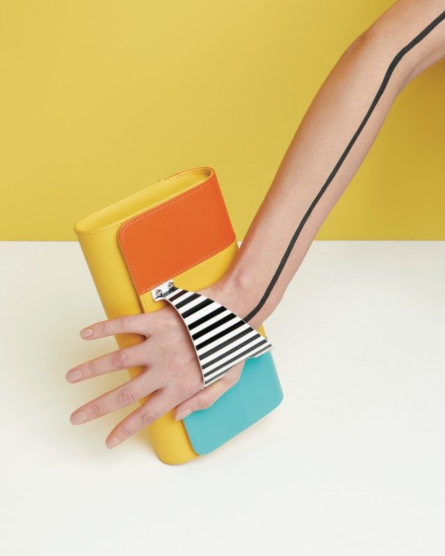 페랭의 시그너처인 장갑 모티프를 담은 클러치.