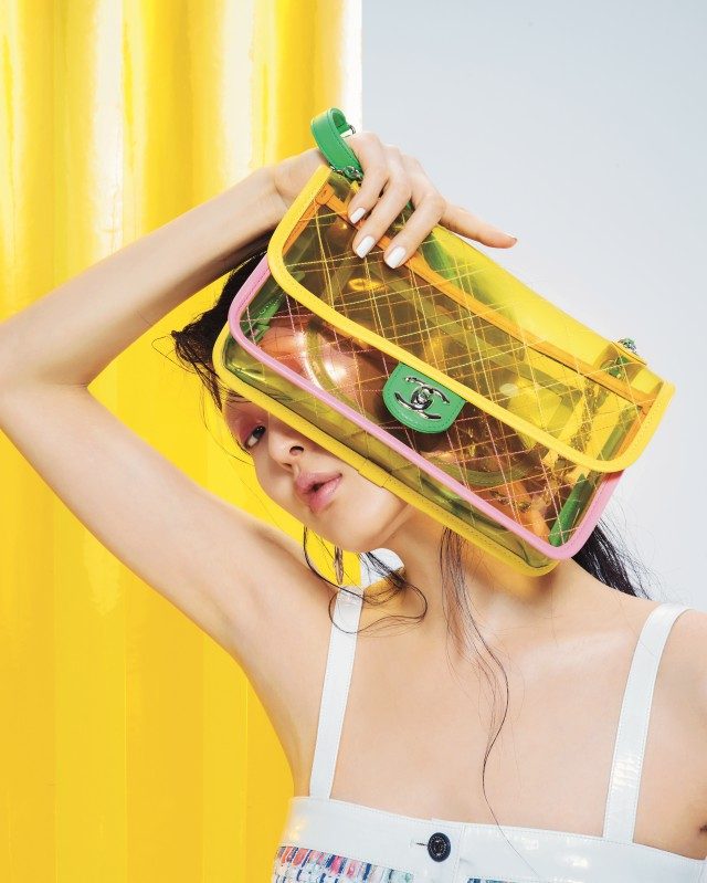 팝한 컬러와 PVC 소재로 화려함을 더한 11.12 백, 브라 톱은 모두 Chanel 제품.