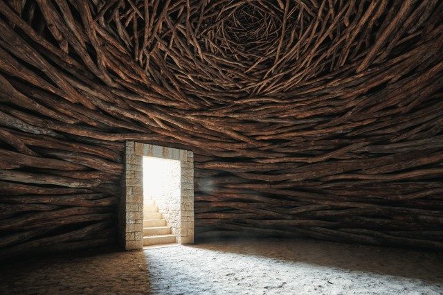 빌라 라 코스트에 설치된 앤디 골드워시(Andy Goldsworthy)의 ‘Oak Room’. 땅속으로 들어가 어둠 속에 자리를 잡으면 점차 눈이 암흑에 적응을 하면서 뒤집어져 있는 웅장한 새집 안에 들어온 듯한 느낌을 받는다.