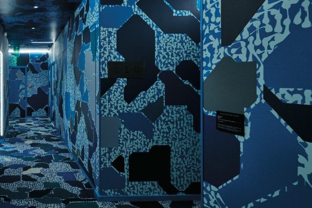 1층 복도를 꾸민 렉 앤드 소왓의 작품. 벽지, 조명, 카펫 등 모든 것을 제작했다.