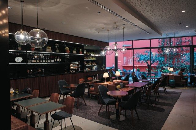 호텔에 위치한 카페. 편안하면서도 실용적인 공간이다.