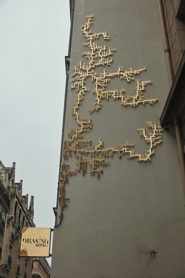 호텔 외벽에 설치한 스테판 페로의 금속 작품.