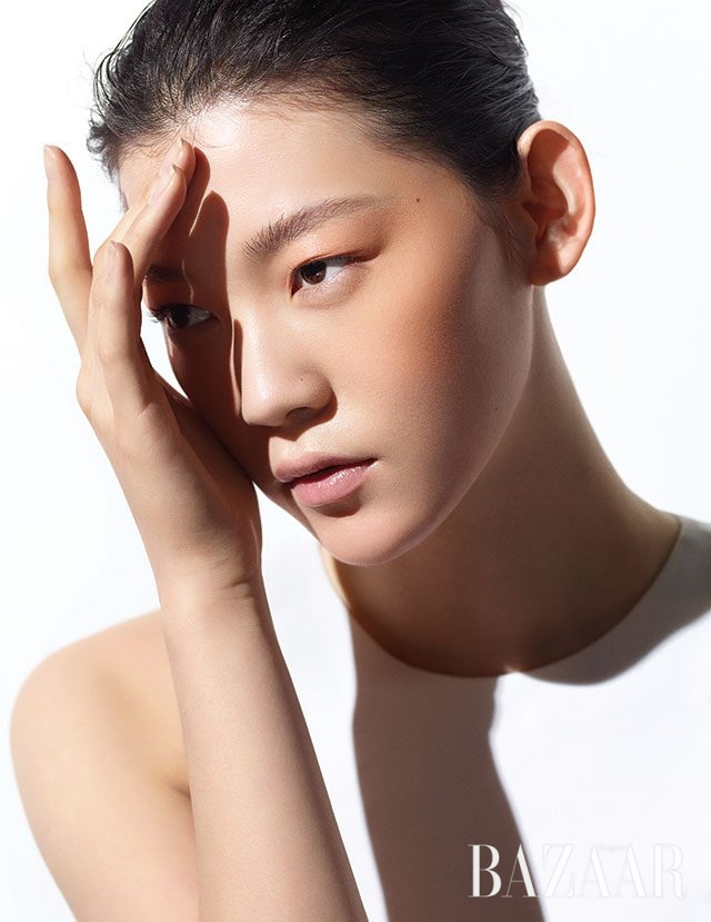 메시 디테일이 가미된 화이트 드레스는 Elizabeth and James 제품.