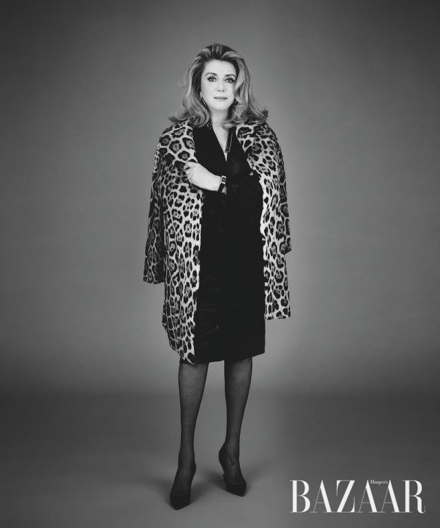 코트는 Yves Saint Laurent 제품.