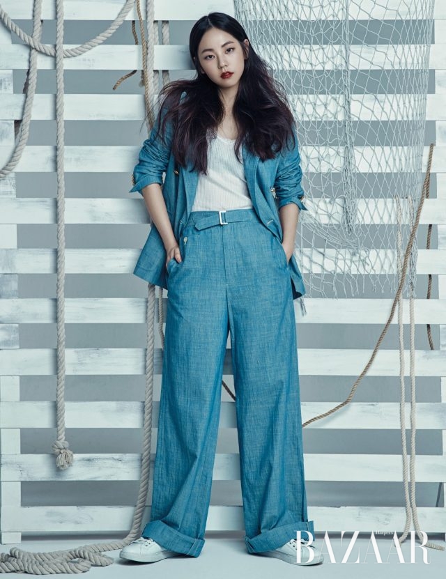 매니시한 더블 브레스트 재킷은 50만원대, 벨티드 와이드 팬츠는 20만원대, 슬리브리스 톱은 6만원대, 베이식한 스니커즈는 18만원대로 모두 Polo Ralph Lauren 제품.