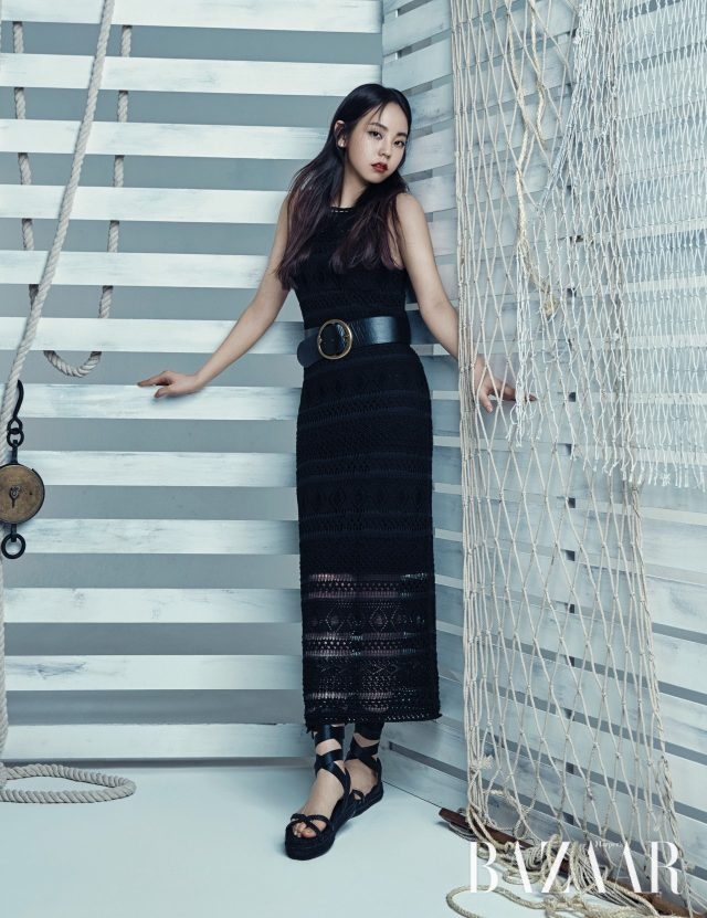 니트 소재의 슬리브리스 롱 드레스는 80만원대, 와이드 벨트는 30만원대, 스트랩 디테일의 에스파드리유는 30만원대로 모두 Polo Ralph Lauren 제품.