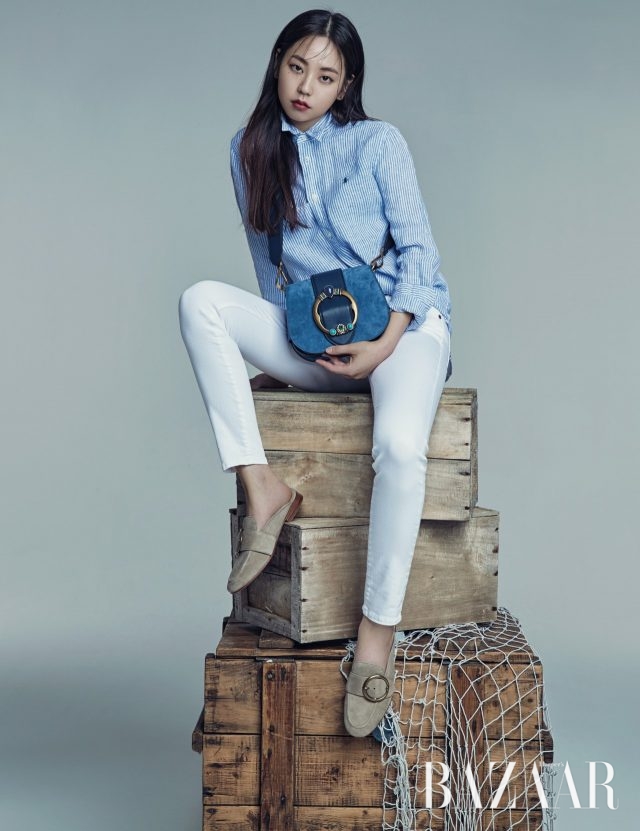 스트라이프 패턴의 리넨 셔츠는 19만원대, 스키니 진은 19만원대, 주얼 장식의 레녹스 백은 60만원대, 레녹스 블로퍼는 30만원대로 모두 Polo Ralph Lauren 제품.