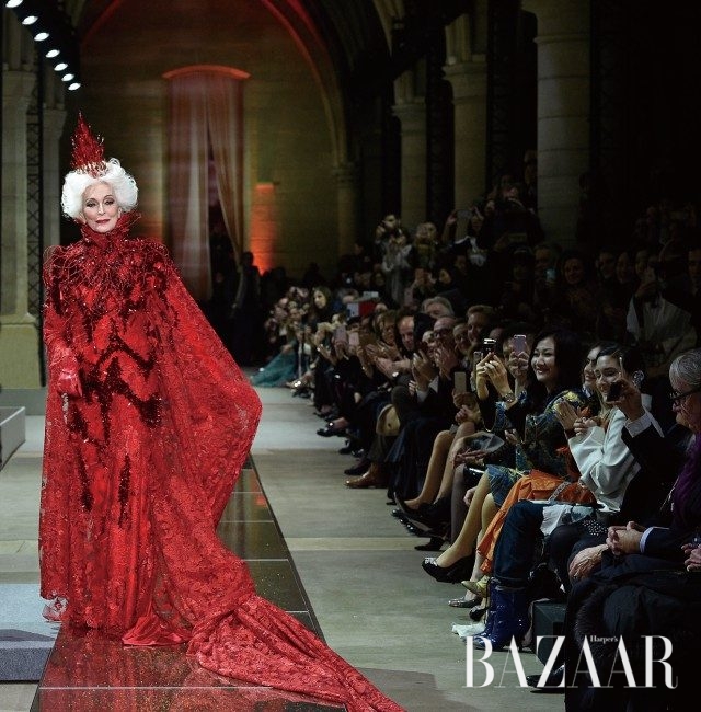 구오 페이의 2017년 봄 쿠튀르 쇼에서 아름다운 모습을 드러낸 카르멘 델로피체.