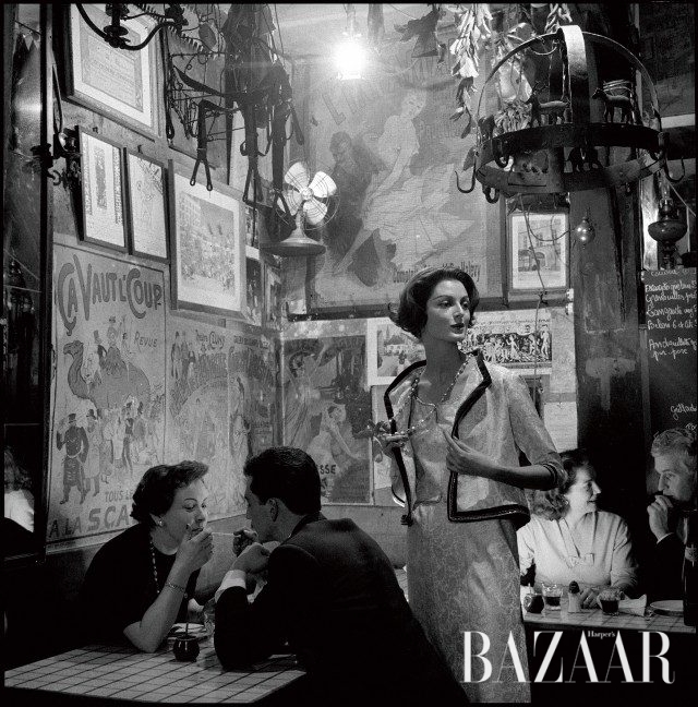 글레프 데루진스키가 촬영한 샤넬 수트를 입은 델로피체의 1957년 4월호 화보