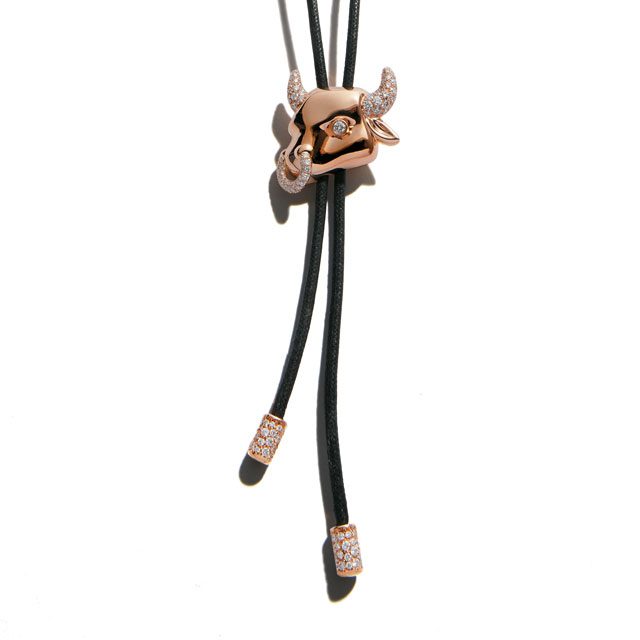 황소 모티프의 목걸이는 Jacob & Co. 제품.