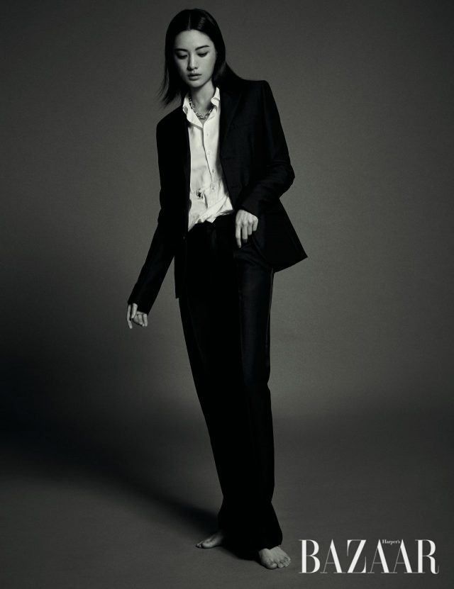 화이트 셔츠, 보이프렌드 피트의 재킷, 팬츠는 모두 Dior, 링크 디테일의 목걸이는 Tiffany & Co. 제품.