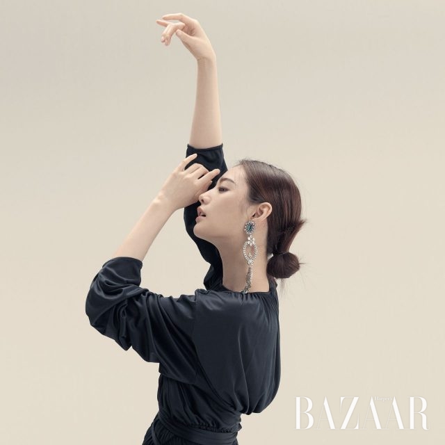 셔링 디테일의 드레스는 Low Classic, 오버사이즈 귀고리는 Burberry 제품.