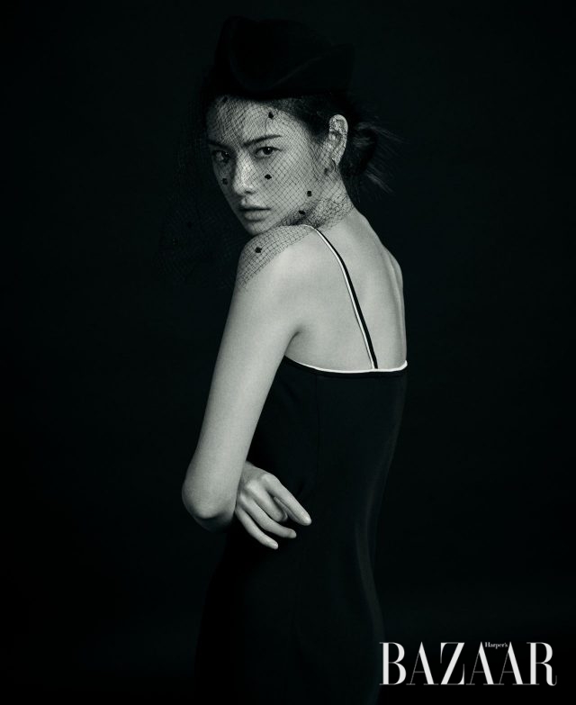 슬립 드레스는 Theory, 필박스 모자는 Nina Ricci, 미니멀한 실버 귀고리는 Lvir 제품.