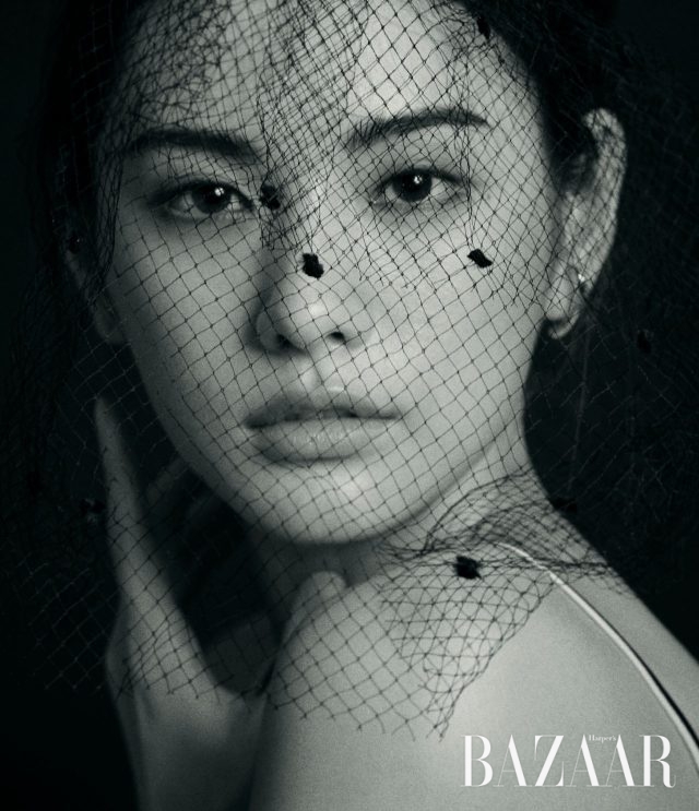 베일 장식의 필박스 모자는 Nina Ricci 제품.