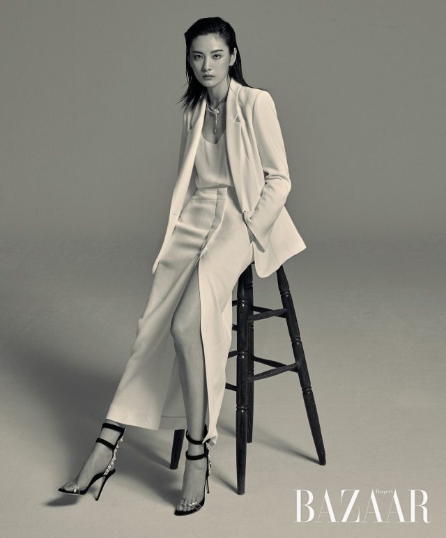 재킷은 Saint Laurent by Anthony Vaccarello, 뱀 모티프의 ‘세르펜티 투보가스’ 목걸이는 Bulgari, 앵클 스트랩 샌들은 Giuseppe Zanotti, 실크 톱, 슬릿 디테일의 맥시스커트는 스타일리스트 소장품.