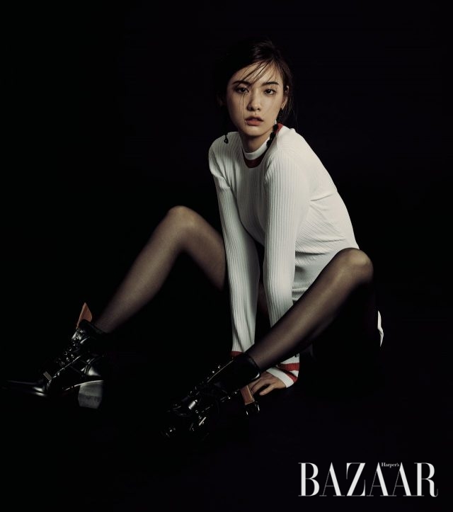 니트 소재의 보디수트는 Valentino, 드롭 귀고리는 Andersson Bell × eeyunmi, 레이스업 부츠는 Chloé 제품.