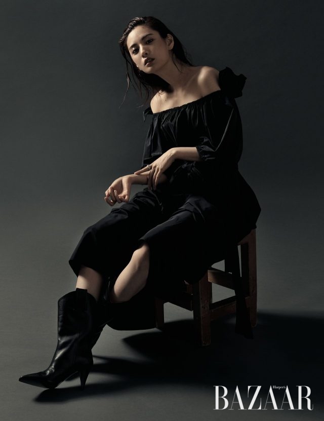 러플 장식의 오프숄더 드레스는 Stella McCartney, 링크 디테일의 반지는 Hermès, 웨스턴 부츠는 Nina Ricci 제품.